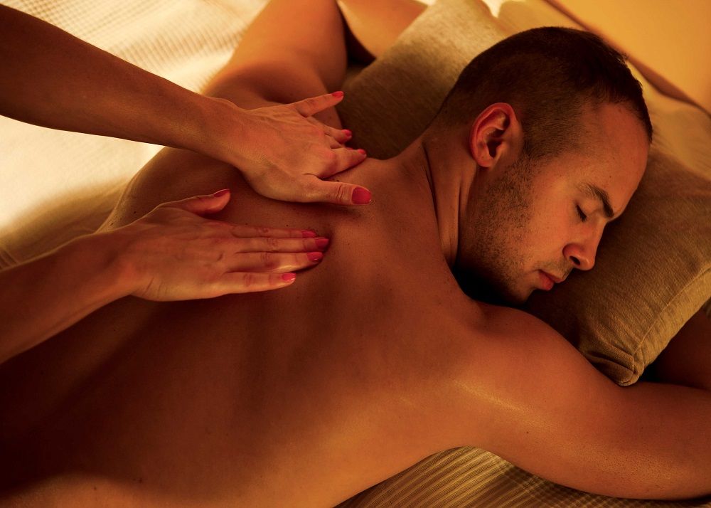 Правильная техника эротического массажа спины